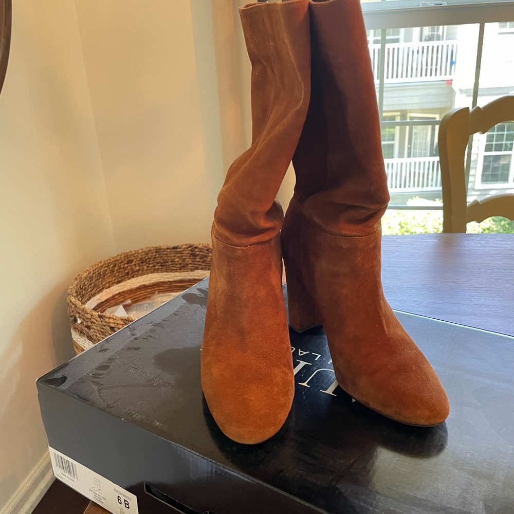 Chestnut suede boot